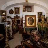 Ma ci� che colpisce di pi� � la ricorrente presenza di San Nicola in opere che in realt� non sono in vendita, ma collezionate dal devoto proprietario